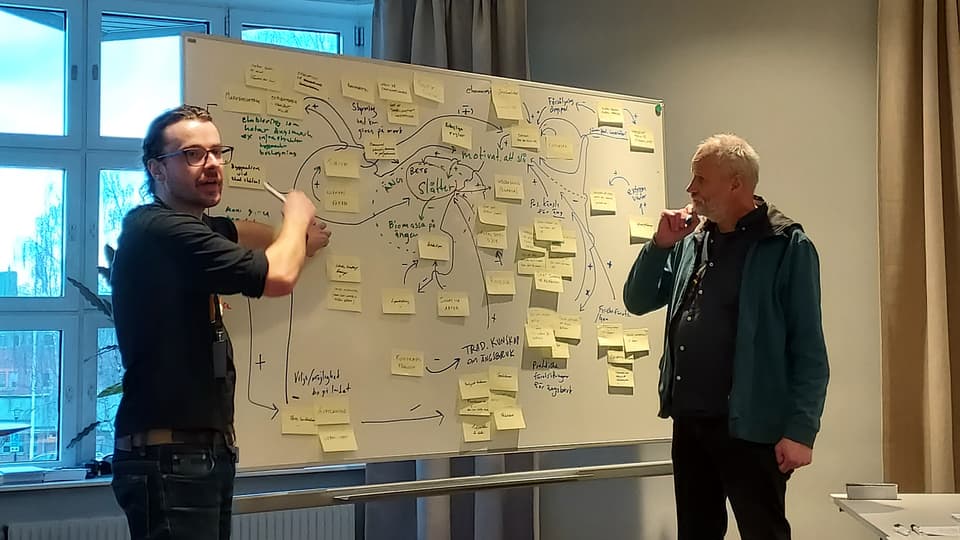 två män vid en anslagstavla