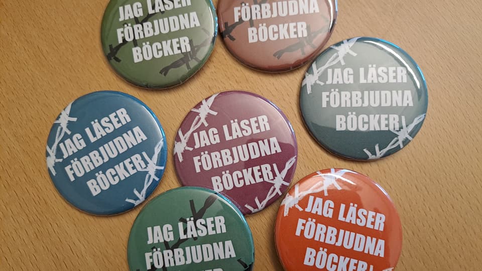 Pins with text in Swedish I read banned books