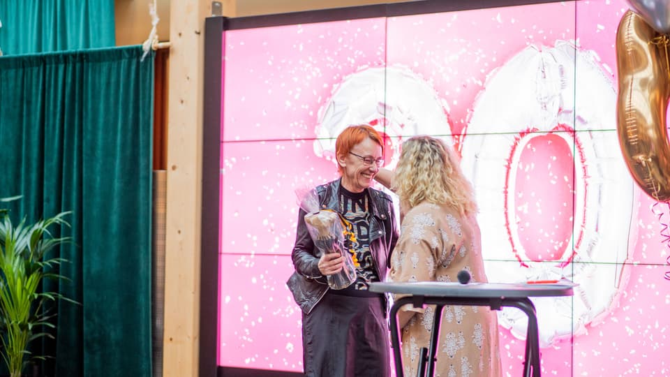 Erzsébet Barát tar emot Gender Studies Award på scen