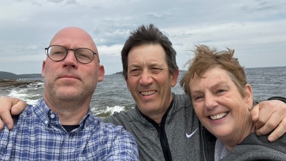 Jimmy Jaldemark. Belinda Gimbert och Dean Cristol med havet i bakgrunden