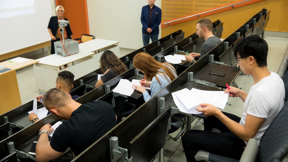 22288744-tentamenskrivning-pa-universitet.jpg