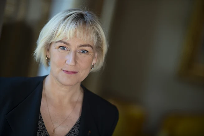 Portrait of a woman with blond hair, dressed in a black jacket