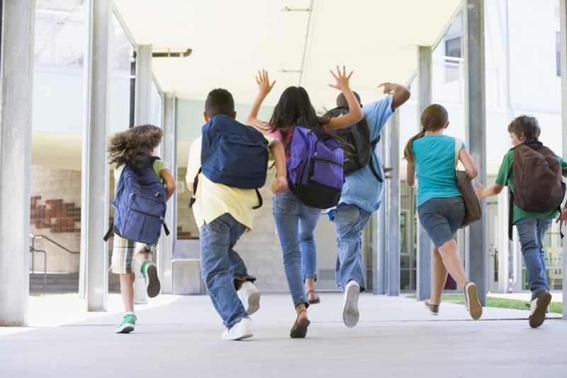 Skola skolbarn i korridor