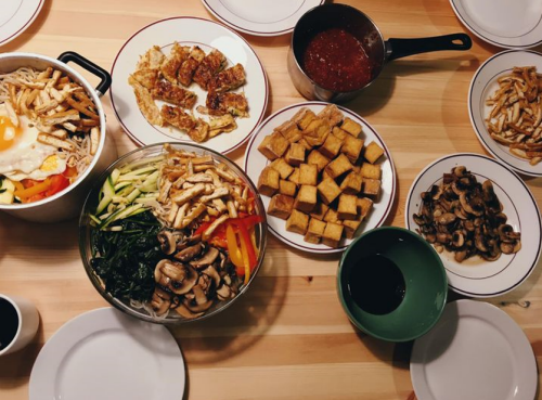 Bord med flera asiatiska rätter