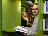 Studenter i bibliotek