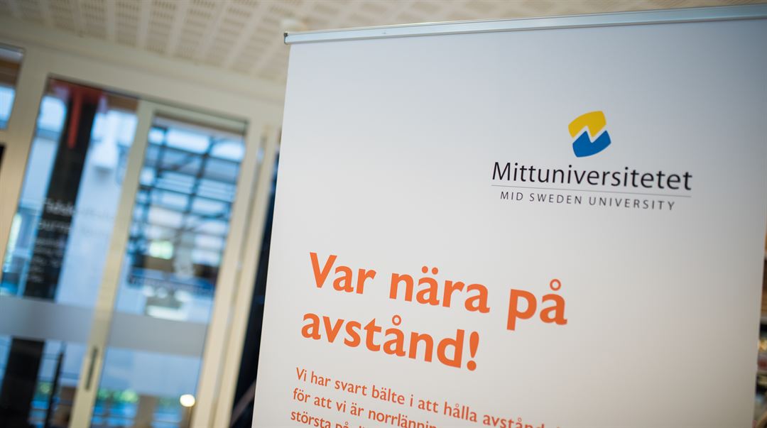 Rollup med texten "Var nära på avstånd"