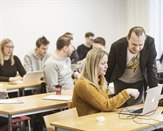 Klassrum – lärare hjälper student