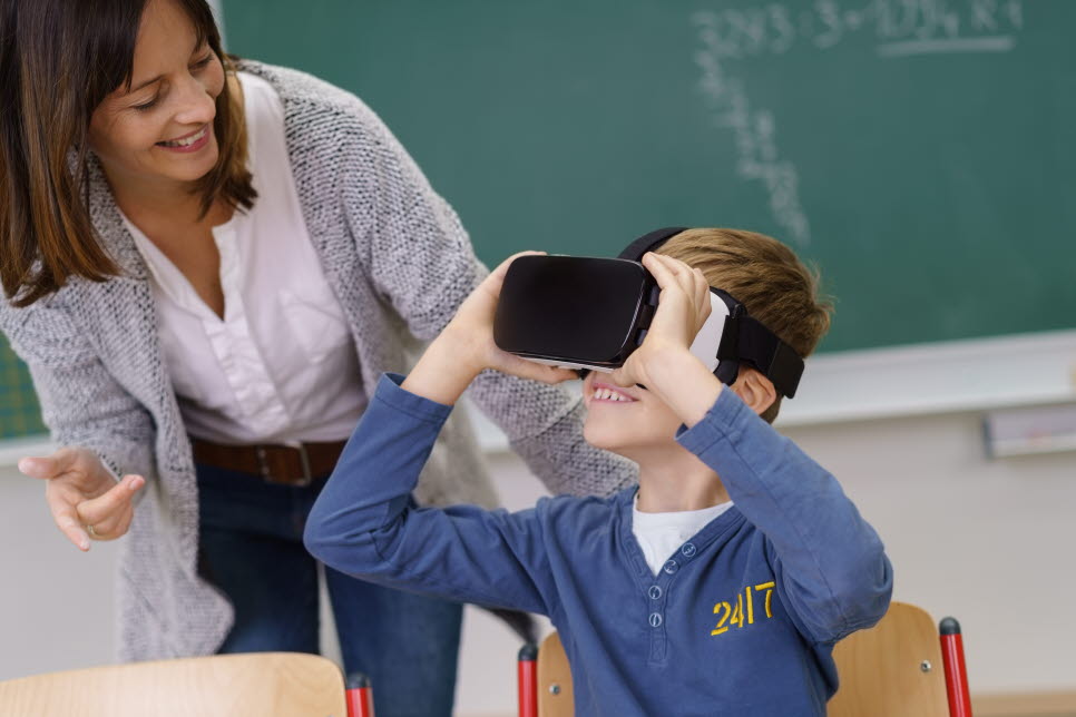 Barn testar VR i skola med lärare
