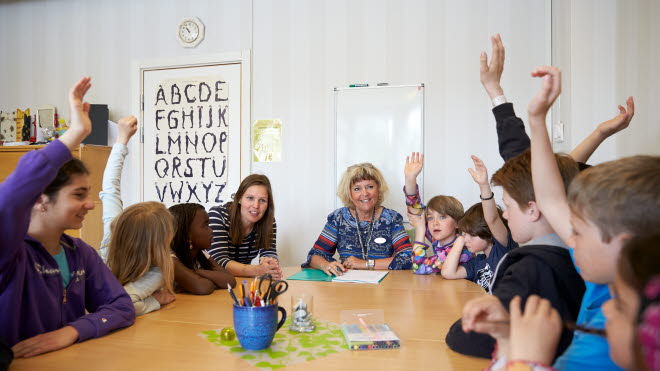 Rektor med elever och lärare