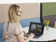 Distansutbildning, arbete vid dator, onlinemöte, skypemöte