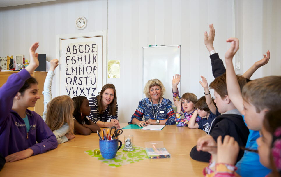Rektor med elever och lärare