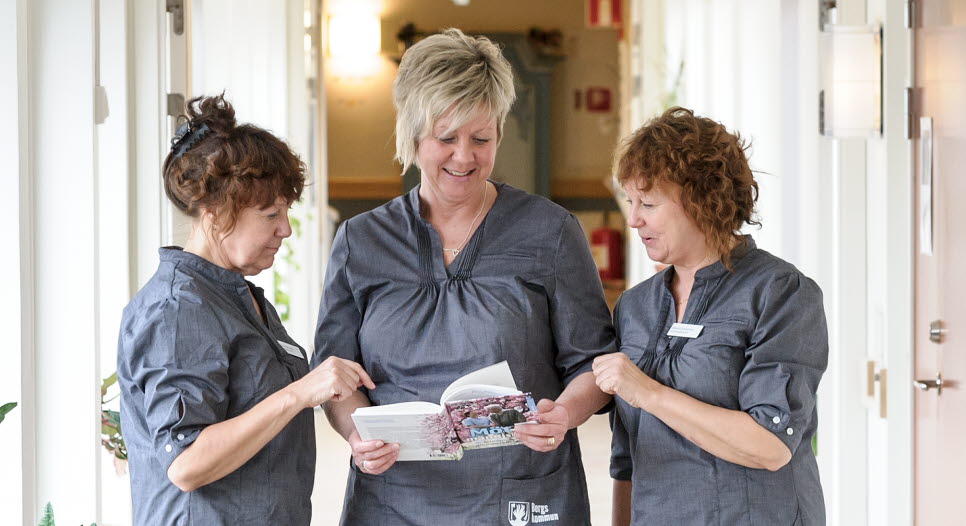 Södermanmodellen i Bergs kommun, Doris (t v) och Monica Söderman implementerar Södermanmodellen på Tallgläntans vårdboende, Hackås tillsammans med Eva-Karin Åkerberg, enhetschef.