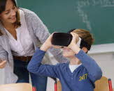 Barn testar VR i skola med lärare