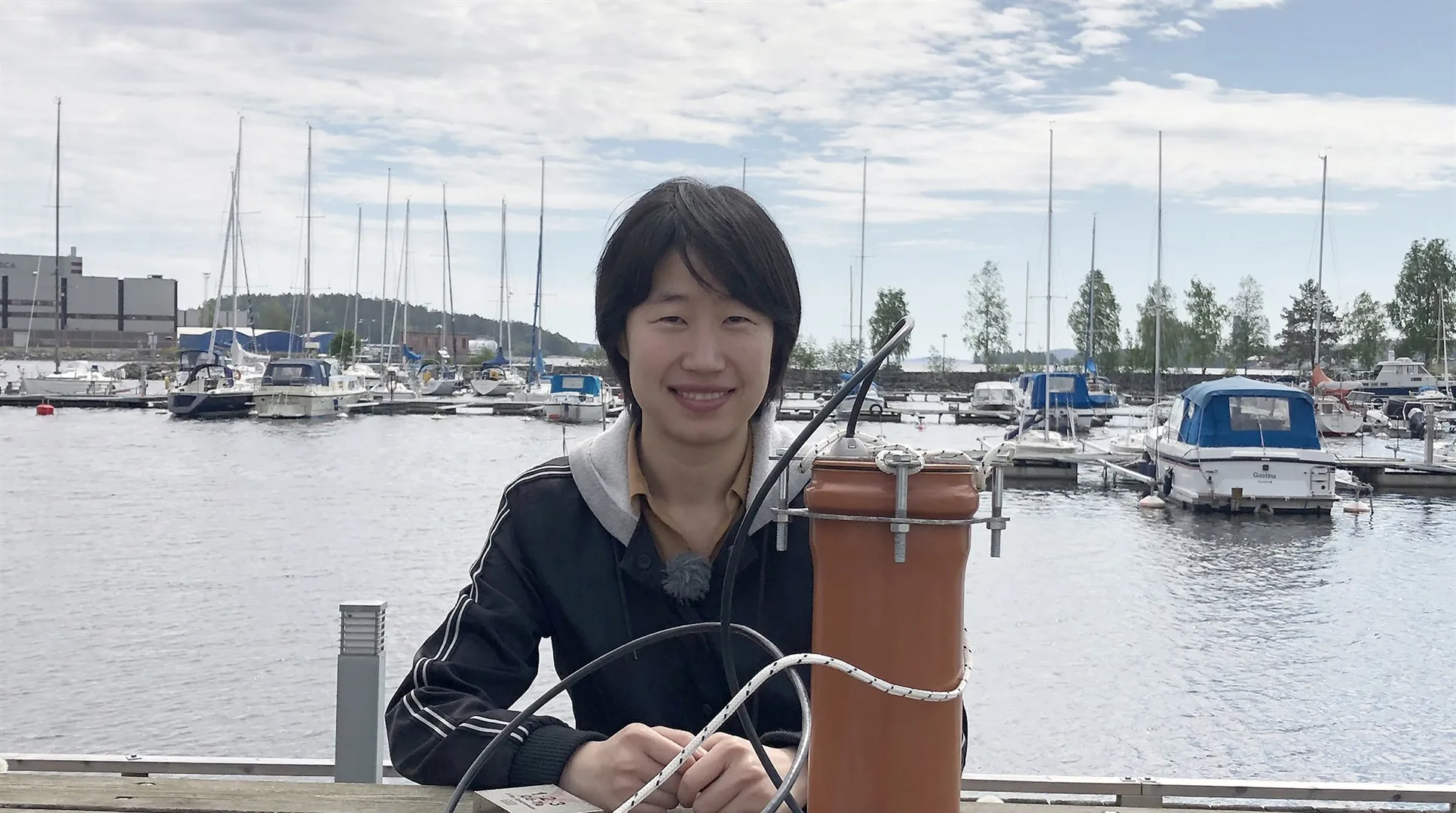 Siwen An sitter i hamnen