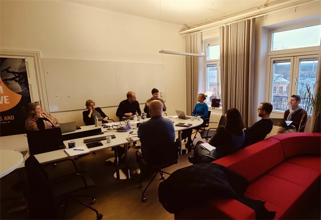 En grupp människor runt ett bord
