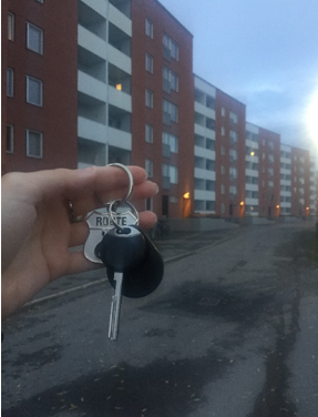 Nyckel framför lägenheter i Nacksta