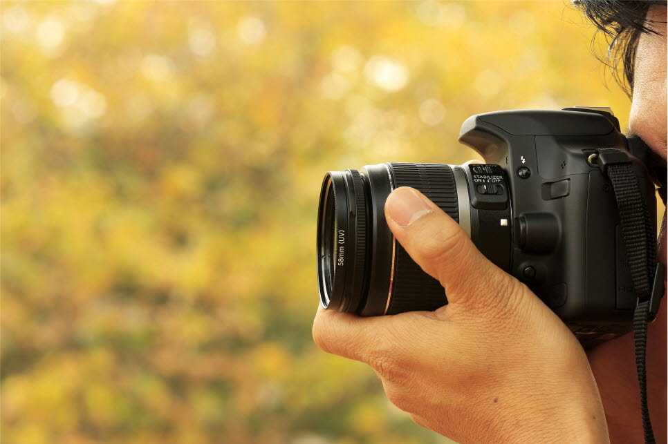 Fotograf med ett skott med en digitalkamera