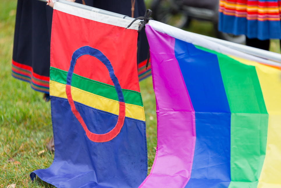 Samisk flagga och regnbågsflagga