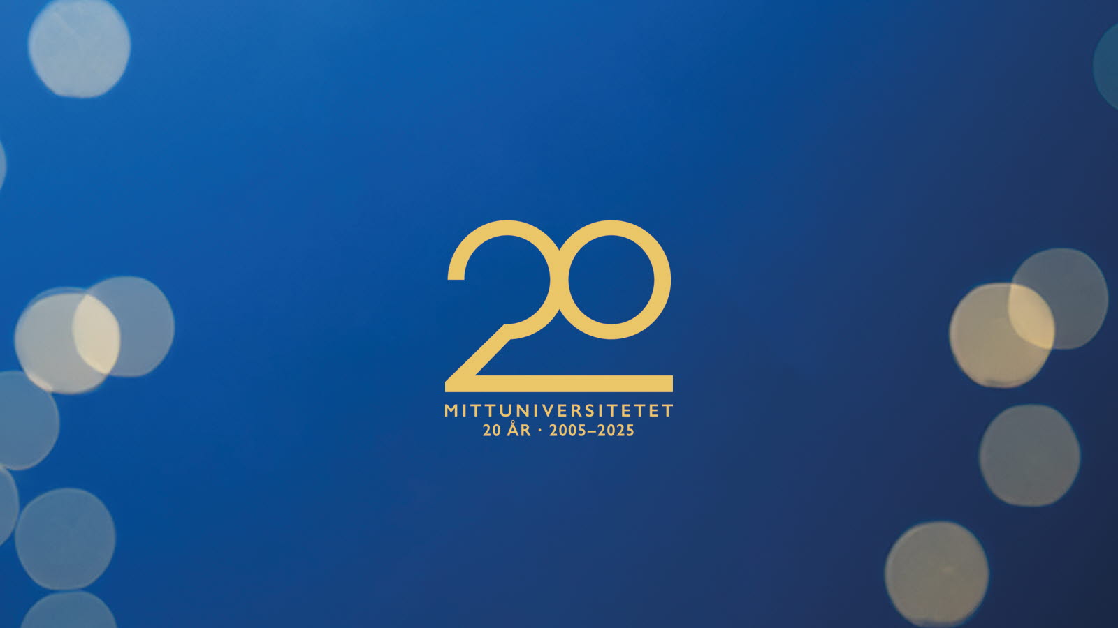 Mörkblå bakgrund med gildglitter och texten Mittuniversitetet 20 år 2005-2025.